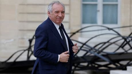 "Je n'aurais pas pris une telle décision": quand Bayrou s'opposait à la mise en berne des drapeaux après la mort de Jean-Paul II