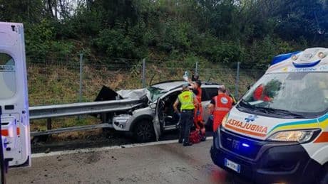 Auto sbanda sulla A10 e va a sbattere contro il guardrail, quattro bimbi feriti