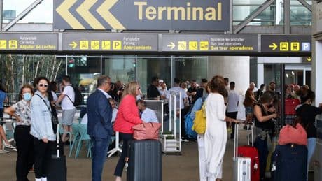 El aeropuerto de Málaga controlará los accesos desde esta noche para evitar indigentes