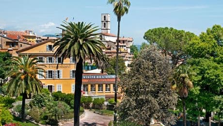 À Grasse, ville du parfum, un premier abribus olfactif installé