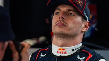 Max Verstappen door het stof na incident met George Russell