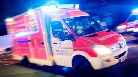 Schwerin: Rettungswagen überfährt bei Einsatz Fußgänger - Mann stirbt vor Ort