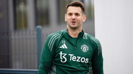 Manchester United confirm new Tom Heaton contract after 'coaches push' for summer U-turn