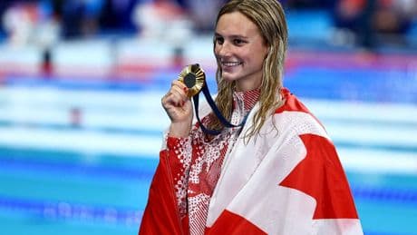 Summer McIntosh shatters world record with stunning freestyle swim