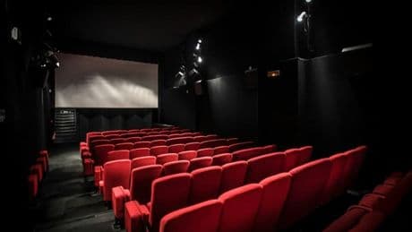 Pourquoi la fréquentation des salles de cinéma été historiquement basse en avril 2025