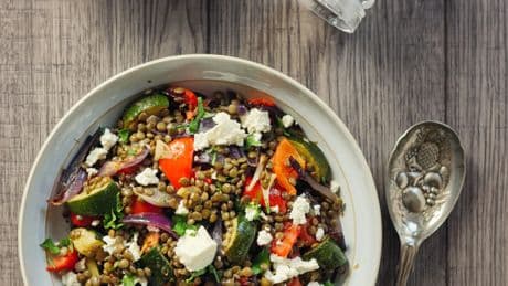 Ensalada de lentejas con un giro gourmet: queso de cabra y aliño casero