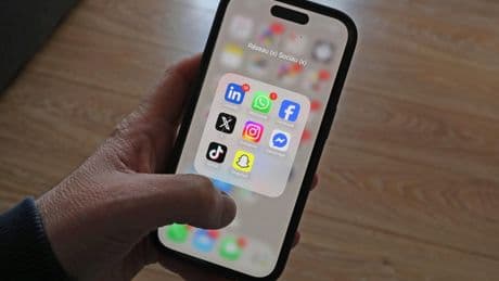 Interdiction des réseaux sociaux aux moins de 15 ans : l’Europe hésite, Macron s’impatiente