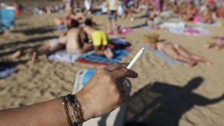 Francia prohíbe fumar en las playas, parques y cerca de las escuelas