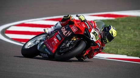 Tres caídas de Álvaro Bautista en los libres de Superbike en Cremona