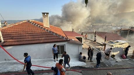 Yangında küle dönen evdeki 2 kişi hastaneye kaldırıldı