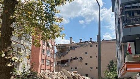 Panik anları... 5 katlı bina yıkım sırasında yandaki binanın üzerine çöktü