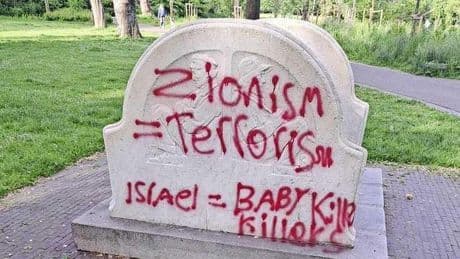 Kunstwerken Oosterpark in Amsterdam beklad met leuzen tegen Israël: ’Vreselijk’