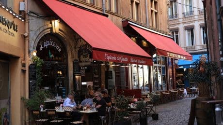Face au surtourisme, les commerçants veulent faire revenir les Lyonnais dans le Vieux-Lyon