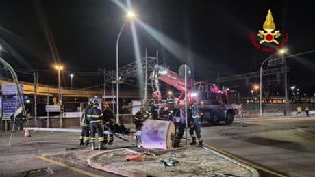 Tir per un trasporto eccezionale abbatte due semafori a Pra’: era appena uscito dall’A10 | Foto