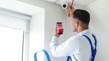 Installer une alarme ou une caméra de surveillance chez soi, est-ce vraiment efficace contre les cambriolages ?