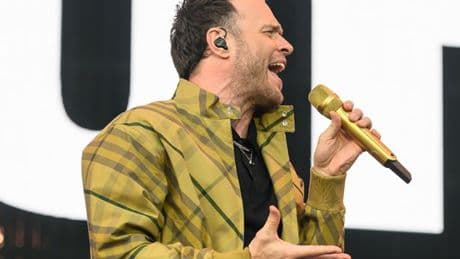 Olly Murs pays emotional tribute to Caroline Flack before surprise Anastacia debut