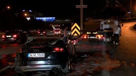 Alev alev yanan otomobilden geriye küller kaldı
