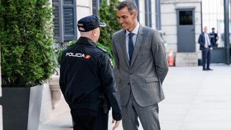 Sánchez con las manos entrelazadas a la espalda: ¿qué quiere decirnos?