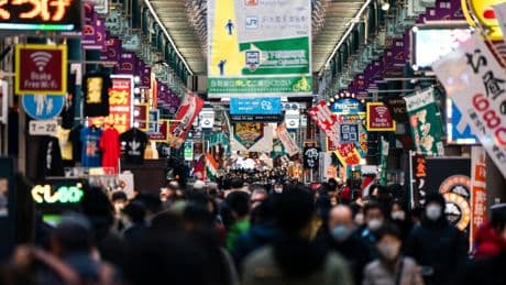 Venecia instauró una tarifa para combatir las hordas de turismo. Japón ha copiado la estrategia: el que llega, paga