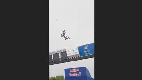 Motocross-Irrsinn - Thüringer mit Backflip-Stunt auf Autobahn