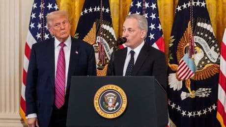 Donald Trump lance son plan pour accélérer le développement de l’intelligence artificielle aux Etats-Unis et son export
