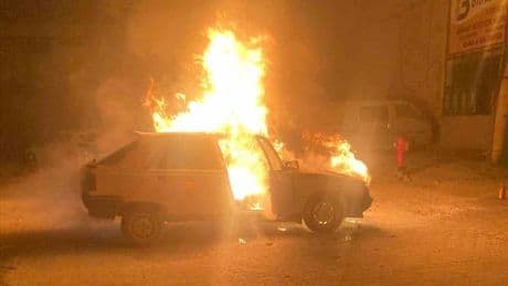 Seyir halindeki otomobil alev alev yandı! Arabasını sürerken bir anda yükselen dumanları fark etti: Söndürmek için atladı ama...