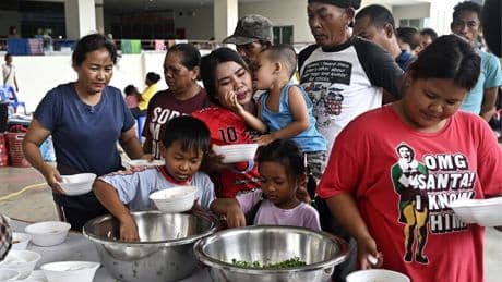 Les déplacés cambodgiens et thaïlandais entre espoir et méfiance après l'annonce de trêve