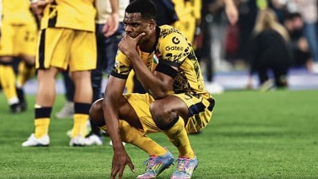 Na de 3-0 van PSG slingert Denzel Dumfries uit frustratie zijn flesje weg
