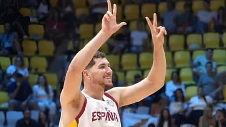 Joel Parra emula a su ídolo Sergi Llull con una de las canastas del Eurobasket
