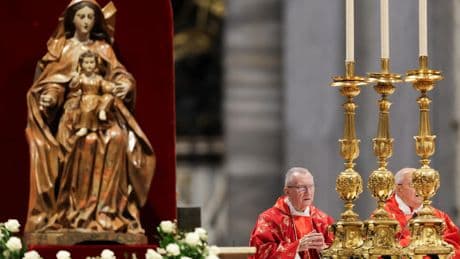 Messe avant le conclave : le cardinal Re appelle le prochain pape à « maintenir l’unité »