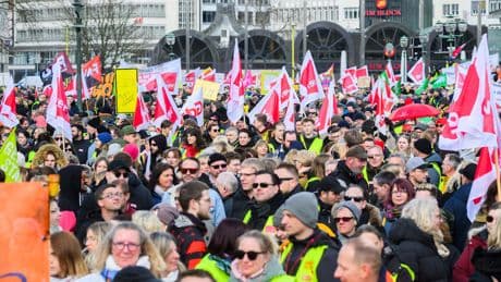 Monate nach Tarifabschluss - Millionen Beschäftigte warten auf Gehaltserhöhung