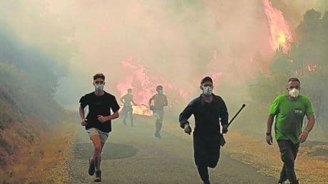 Un país al límite lucha «con todos sus medios» contra las llamas tras seis días sin tregua