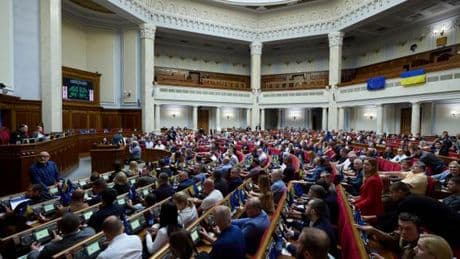 En Ukraine, la confiance ébranlée de la majorité parlementaire envers Volodymyr Zelensky