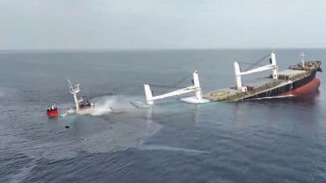 Husilerin batırdığı gemideki mürettebattan 10’u kurtarıldı