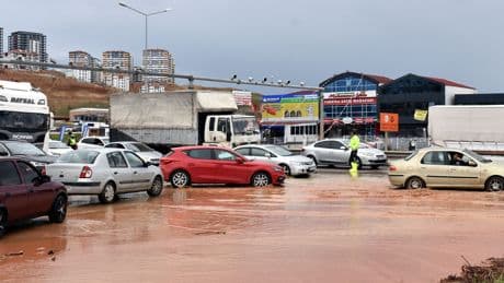 Kırıkkale'de sağanak nedeniyle dereler taştı, ev ve iş yerlerini su bastı