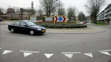 Mag je de rand van een rotonde afsnijden?