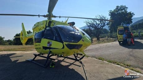 Evacuan en helicóptero a un hombre indispuesto mientras hacía una ruta de senderismo en Piedralaves