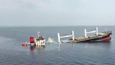 Husilerin batırdığı gemiden 10 kişi kurtarıldı, 15 kişi ise kayıp