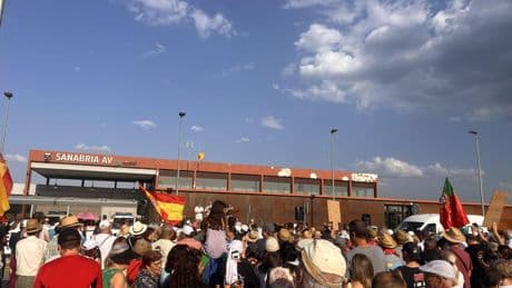 Miles de personas claman en Sanabria para recuperar los AVE suprimidos: "Es una humillación en toda regla"