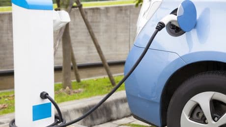 Las ventas de coches eléctricos e híbridos enchufables ya superan las de todo 2024