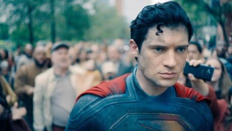 James Gunn lucha contra la fatiga superheroica en un ‘Superman’ delicioso que desborda política y amor por el cómic