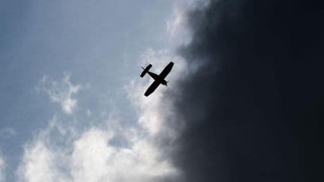 Flugverkehr: Oldtimer-Flugzeug muss auf Feld notlanden