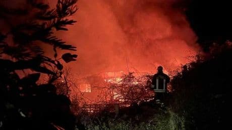 Casa distrutta dalle fiamme a Ventimiglia, intossicata una 86enne | Foto