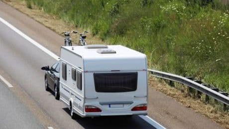 Bundesstraße 3 bei Freiburg: Mann löscht brennenden Reifen mit Bier und Radler