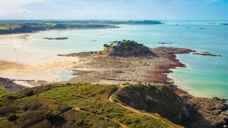 En Bretagne, cette route côtière disparaît sous le sable