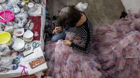 Fabriquées en Chine, les robes de bal de promo des Américaines prises au piège de la guerre commerciale