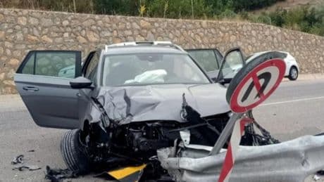 Tokat'ta otomobilin bariyerlere çarpması sonucu 8 kişi yaralandı