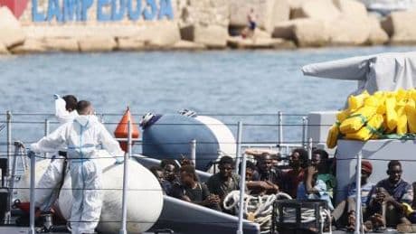 Lampedusa, due bambini e un uomo morti su un gommone