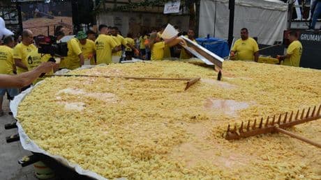 Melide (A Coruña) cocina la tortilla de patatas más grande del mundo