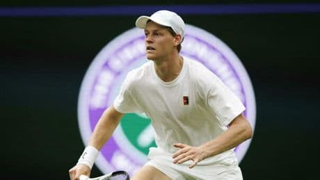 Sinner a Wimbledon, dalle ultime sconfitte al licenziamento dei preparatori fino alle difficoltà sull'erba: come arriva Jannik a Londra